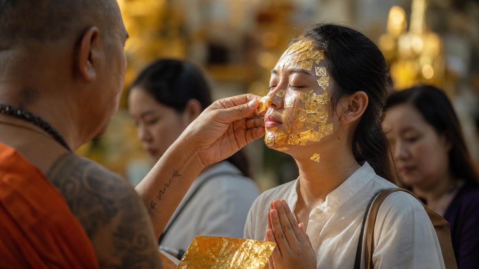 為什麼泰國人往臉上貼金？百萬魯士廟爆紅背後的 3 個信仰邏輯 文章配圖 1